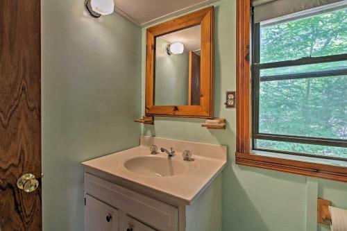 baño con lavabo, espejo y ventana en Lake Stinson Cottage with Sunroom and Shared Dock! en Rumney