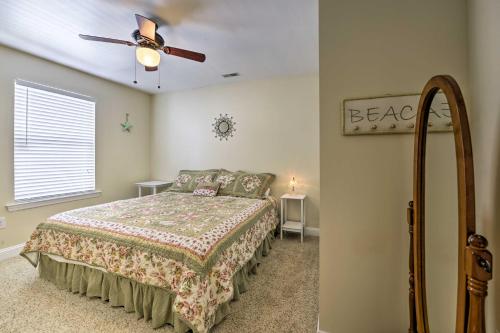 Ліжко або ліжка в номері Breezy Ocean City Home Walk to Beach and Boardwalk!