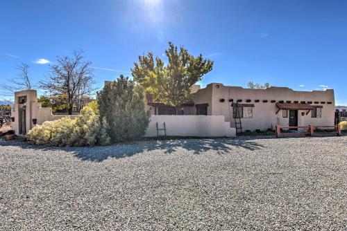 Galería fotográfica de Eclectic El Prado Home with Hot Tub Near Downtown! en El Prado