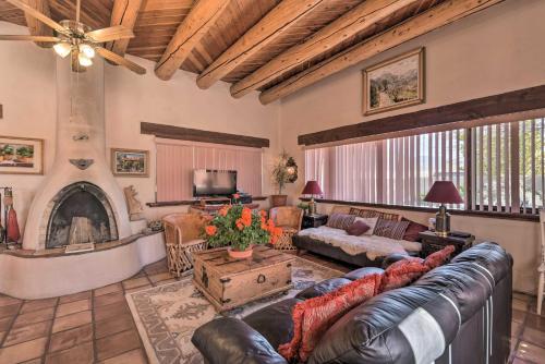 un soggiorno con divano e camino di Eclectic El Prado Home with Hot Tub Near Downtown! a El Prado