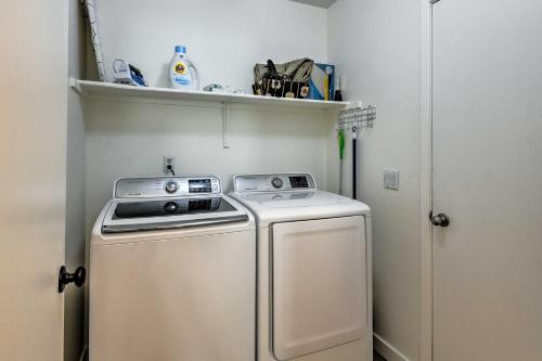 Η κουζίνα ή μικρή κουζίνα στο Updated Mesa Home with Spacious Backyard and Fire Pit!