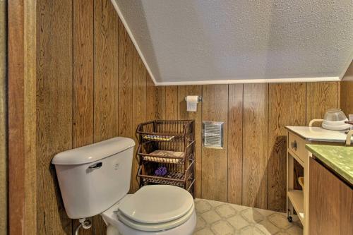 een badkamer met een toilet en een wastafel bij Cozy Cabin with Deck -Walk to Green Lake and Beach 