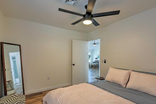 Ένα ή περισσότερα κρεβάτια σε δωμάτιο στο Updated Mesa Home with Spacious Backyard and Fire Pit!