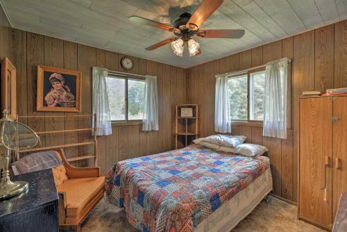 A bed or beds in a room at Cozy Cabin with Deck -Walk to Green Lake and Beach