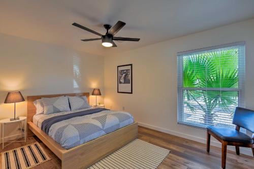 Ένα ή περισσότερα κρεβάτια σε δωμάτιο στο Updated Mesa Home with Spacious Backyard and Fire Pit!