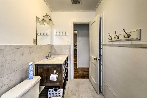 e bagno con lavandino, vasca e vasca. di Yard with BBQ Pit Getaway Near Dtwn Temple! a Temple
