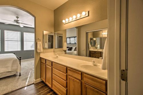 ein Badezimmer mit Badewanne, Waschbecken und Spiegel in der Unterkunft Oro Valley Condo - Nearby Golf and Hiking! in Oro Valley