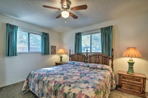 1 dormitorio con 1 cama y ventilador de techo en Ruidoso Family Home with Patio, 16 Mi to Ski Apache!, en Ruidoso