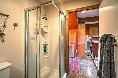 Phòng tắm tại Secluded Seldovia Studio with Lake and Mtn Views!