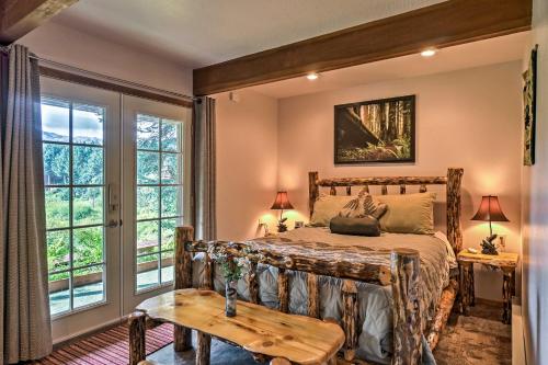 Giường trong phòng chung tại Secluded Seldovia Studio with Lake and Mtn Views!