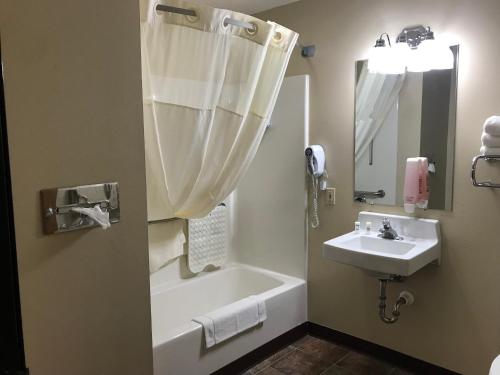 Ett badrum på Heartland Hotel & Suites