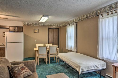 una sala de estar con una cama y una mesa en HighPlaines Haven - Great Hunting and Fishing!, en Long Lake