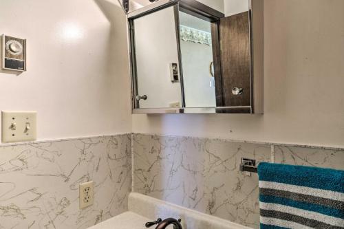un baño con lavabo y espejo en HighPlaines Haven - Great Hunting and Fishing!, en Long Lake