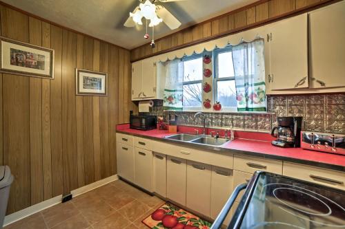 Gallery image of Burgettstown Home - 7 Mi to KeyBank Pavilion in Burgettstown