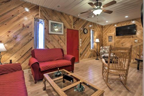 Area soggiorno di Beattyville Cabin with Decks By the Red River Gorge!