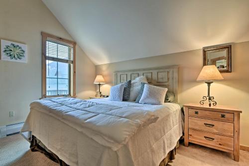 Ένα ή περισσότερα κρεβάτια σε δωμάτιο στο Keystone Ski Condo with Mtn View - Walk to Gondola!