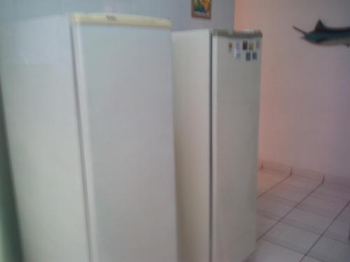 2 weiße Kühlschränke befinden sich in einem Zimmer in der Unterkunft Apartamento 2 Dormitórios , Enseada , Guarujá, SP, 400 Metros da Praia in Guarujá