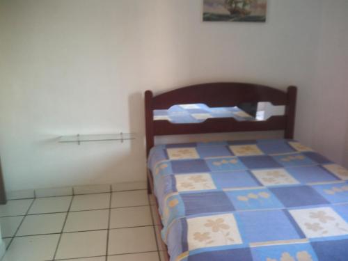 ein kleines Schlafzimmer mit einem Bett in einem Zimmer in der Unterkunft Apartamento 2 Dormitórios , Enseada , Guarujá, SP, 400 Metros da Praia in Guarujá