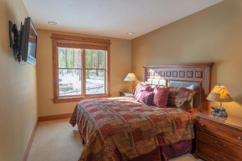 Galeriebild der Unterkunft Ski-in/Ski-out Village at Northstar Residence! - 310 Iron Horse South in Truckee