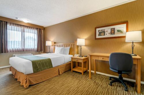 เตียงในห้องที่ Econo Lodge Inn & Suites - North Vancouver