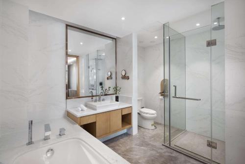 Kylpyhuone majoituspaikassa Ramada Plaza by Wyndham Enshi