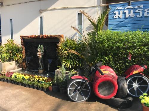 Un jardín fuera de MiniResort Chanthaburi