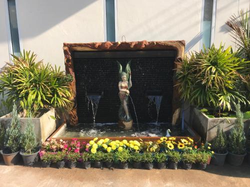 Un jardín fuera de MiniResort Chanthaburi