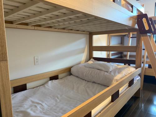 Giường tầng trong phòng chung tại BASE ogi House of Sakuraoka