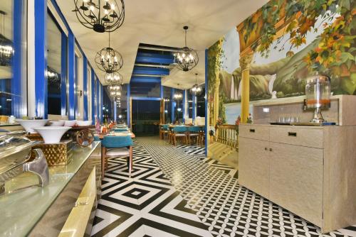 een badkamer met een zwart-witte tegelvloer bij Hotel Infa - 400m From Golden Temple in Amritsar