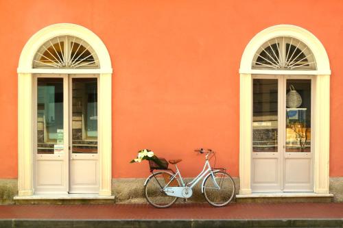 a bike parked in front of a building with two windows at A Durmì in Levanto