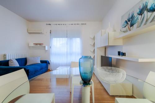 een woonkamer met een blauwe glazen vaas op een tafel bij The Perfect Place in Rijeka