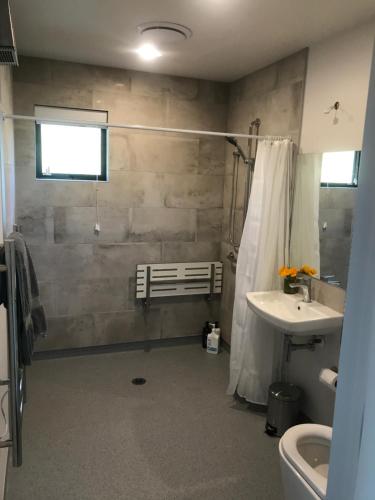 een badkamer met een wastafel en een douche bij Skylight House with Stunning Outdoor Bath in Lake Tekapo