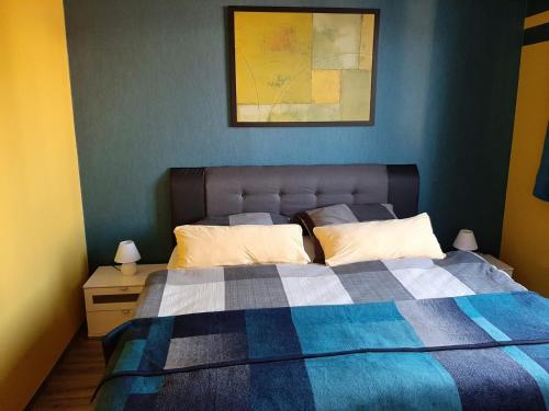 a bedroom with a bed with a blue wall at Ferienwohnung alte Stepperei in Schwarzenberg