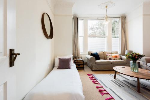 Zona d'estar a Heart of Ealing Apartment with Garden