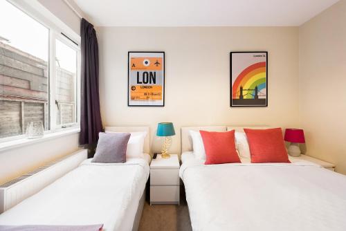 Heart of Ealing Apartment with Garden