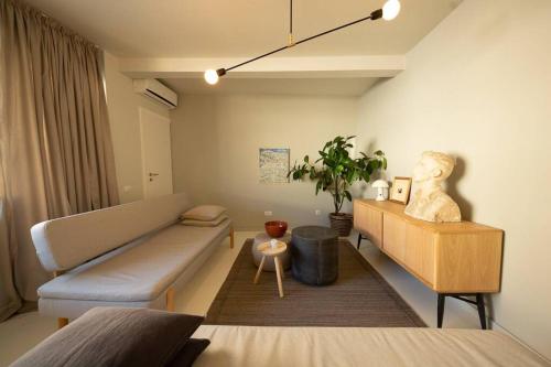 una sala de estar con un sofá y una mesa en Zen Apartment - Calea Victoriei, en Bucarest