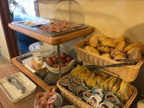 a bunch of baskets of bread and eggs in a room at Hotel San Carlo in Mestre