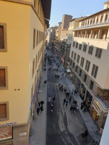 een groep mensen die op een motor door een straat rijden bij Hotel Por Santa Maria in Florence