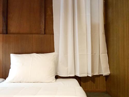 Uma cama ou camas num quarto em Boundary Hostel and Cafe