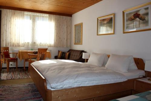 Postel nebo postele na pokoji v ubytování Haus Güatli
