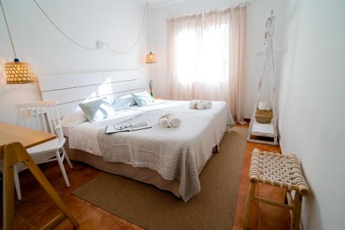 a bedroom with a bed with two towels on it at Hostal Sa Posada Set Cales in Ciutadella