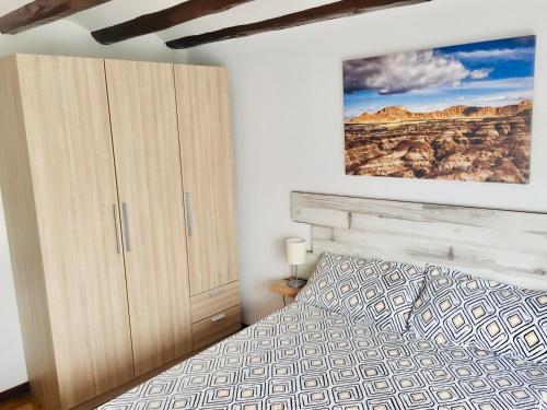 a bedroom with a bed and a painting on the wall at Buenavista 2 Olite in Olite