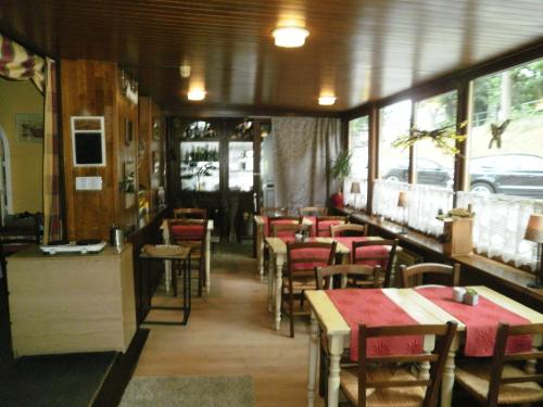 Reštaurácia alebo iné gastronomické zariadenie v ubytovaní Le Liège