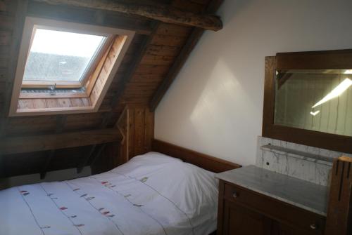 ein kleines Schlafzimmer mit einem Bett und einem Fenster in der Unterkunft Cultuurlogies Looeind in Liempde