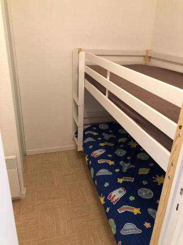 - une petite chambre avec des lits superposés dans l'établissement Loriot1- Appartement vue mer sur le fort bloqué ploemeur, à Ploemeur