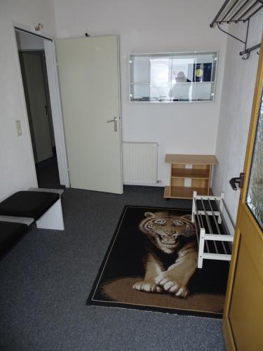 ein Zimmer mit einem Tiger an der Wand in der Unterkunft Haus Edelweiss in Fendels