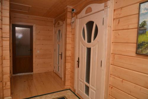 a hallway in a log cabin with a door at Котедж Соняшник in Verkhovyna