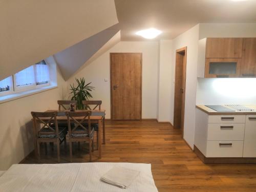 Una cocina o cocineta en Horská chata U Rychlých Filipovice