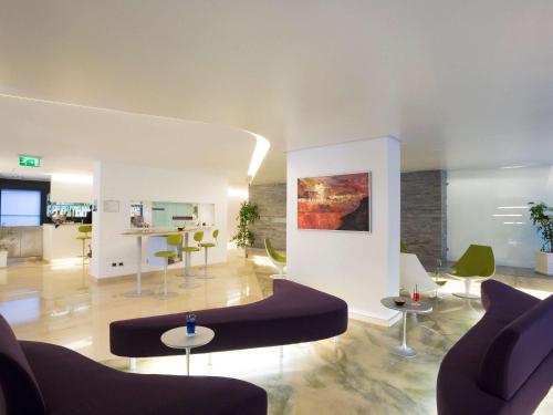 The lobby or reception area at Mercure Palermo Centro