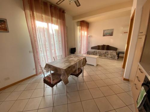 a living room with a table and a couch at Appartamenti Jamaica in Sirmione